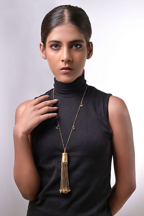 Women wearing dokra pendant necklace