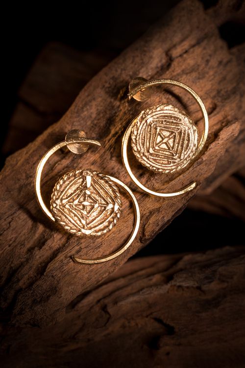 Maghā Cut Studs